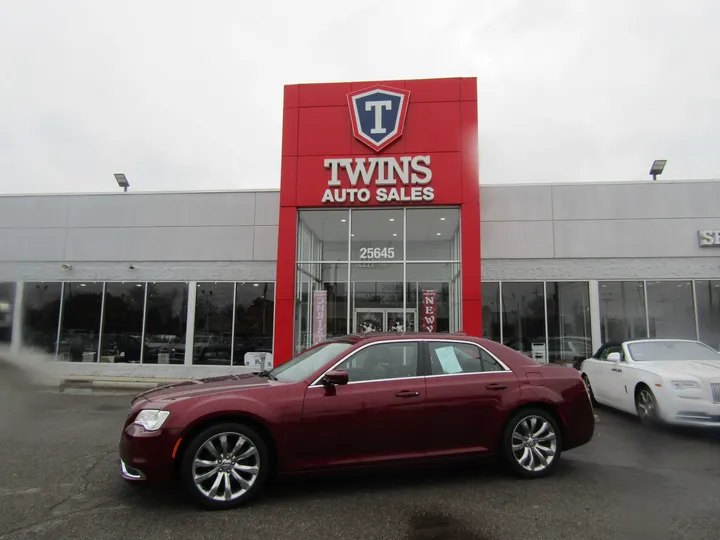 RED, 2017 CHRYSLER 300 Image 1