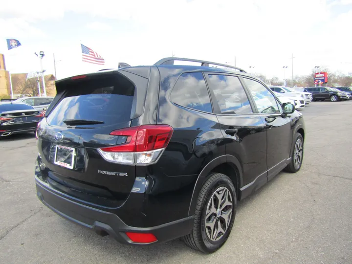 BLACK, 2019 SUBARU FORESTER Image 4