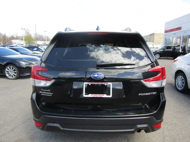 BLACK, 2019 SUBARU FORESTER Image 5