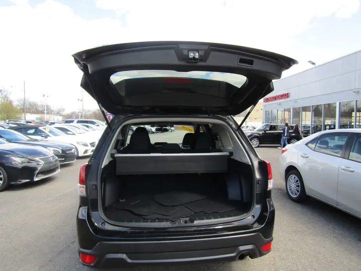 BLACK, 2019 SUBARU FORESTER Image 6