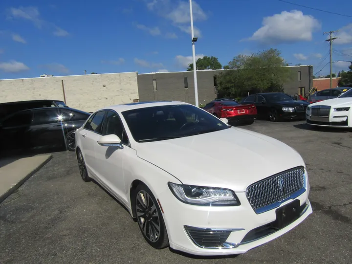 WHITE, 2019 LINCOLN MKZ Image 4