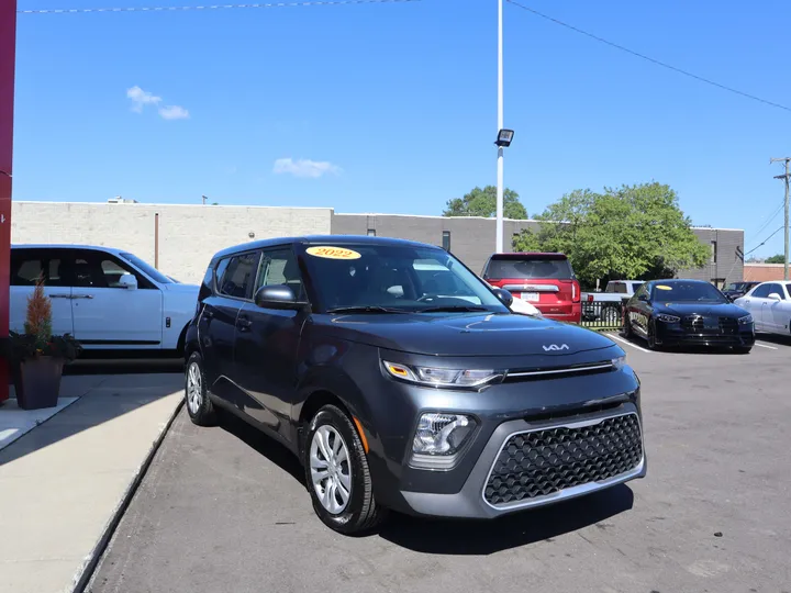GRAY, 2022 KIA SOUL Image 5