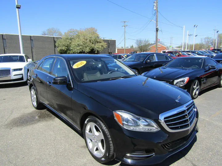 BLACK, 2016 MERCEDES-BENZ E-CLASS Image 3