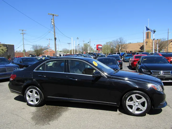 BLACK, 2016 MERCEDES-BENZ E-CLASS Image 4