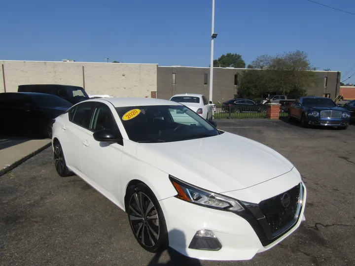 WHITE, 2020 NISSAN ALTIMA Image 4