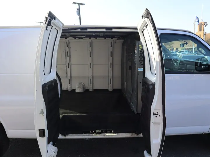 White, 2019 GMC SAVANA 3500 CARGO Image 20