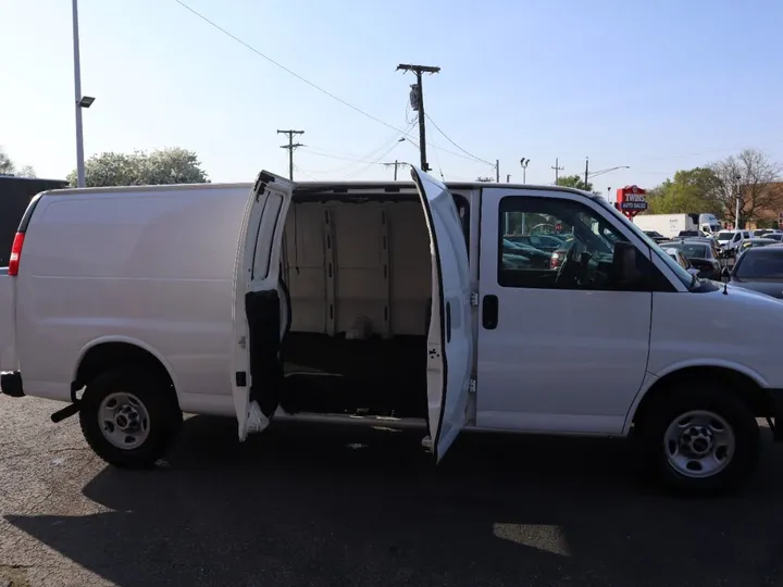 White, 2019 GMC SAVANA 3500 CARGO Image 21