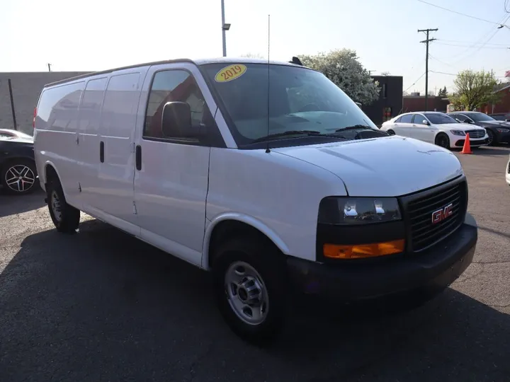 White, 2019 GMC SAVANA 3500 CARGO Image 4