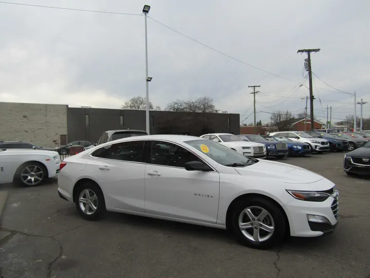 WHITE, 2019 CHEVROLET MALIBU Image 4