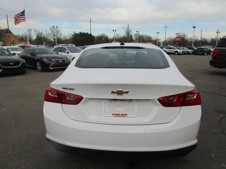 WHITE, 2019 CHEVROLET MALIBU Image 5