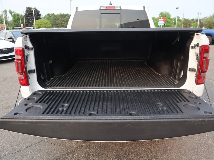 WHITE, 2021 RAM 1500 CREW CAB Image 23