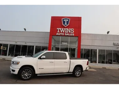 WHITE, 2021 RAM 1500 CREW CAB Image 4