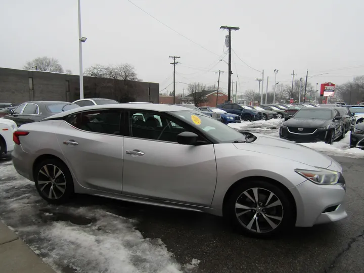 SILVER, 2016 NISSAN MAXIMA Image 5