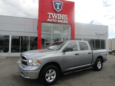 SILVER, 2022 RAM 1500 CLASSIC CREW CAB Image 