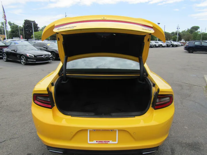 YELLOW, 2017 DODGE CHARGER Image 8