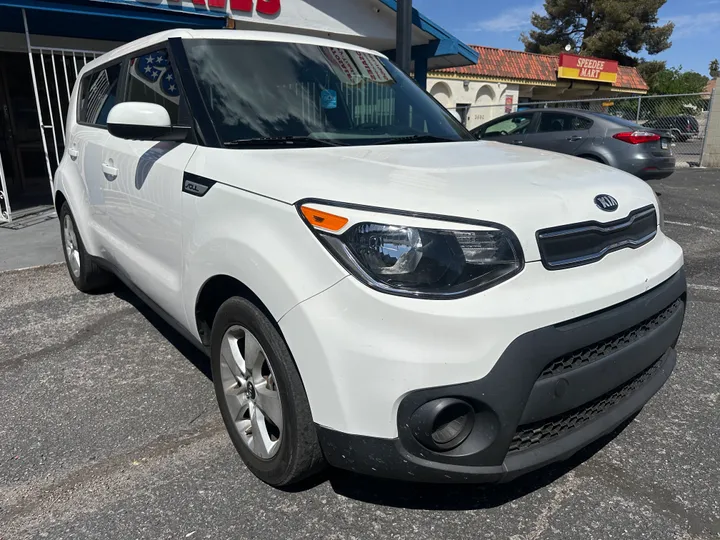 WHITE, 2019 KIA SOUL Image 3