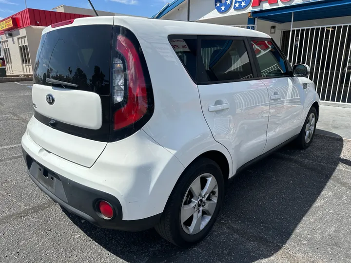 WHITE, 2019 KIA SOUL Image 5