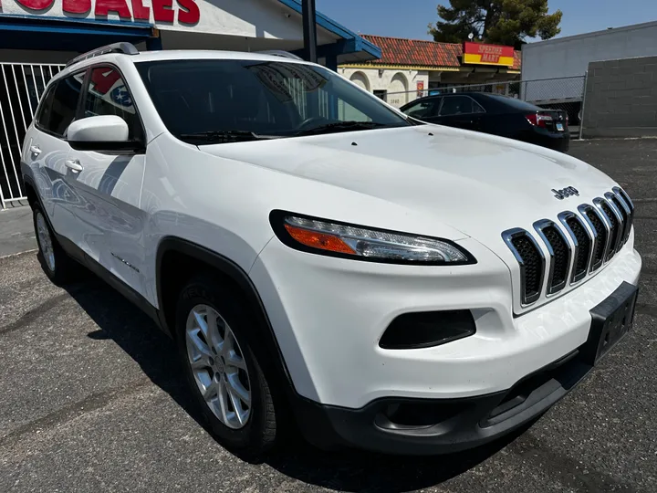 WHITE, 2018 JEEP CHEROKEE Image 3