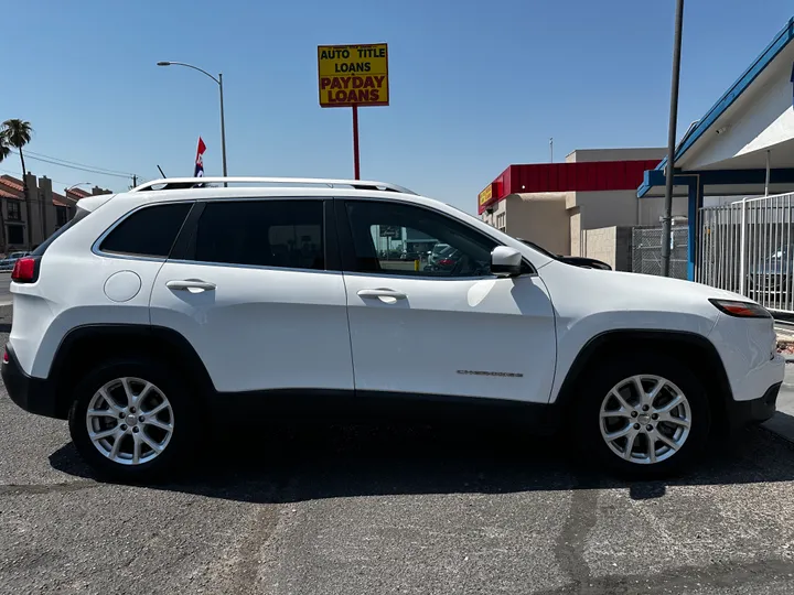 WHITE, 2018 JEEP CHEROKEE Image 8