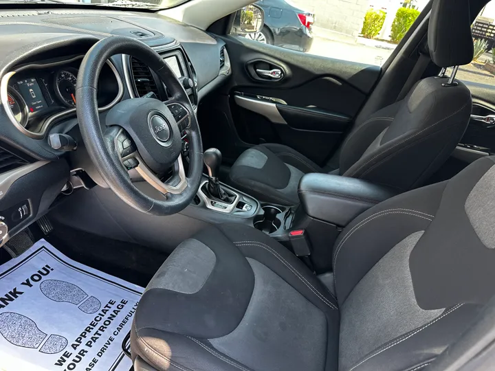 WHITE, 2018 JEEP CHEROKEE Image 9