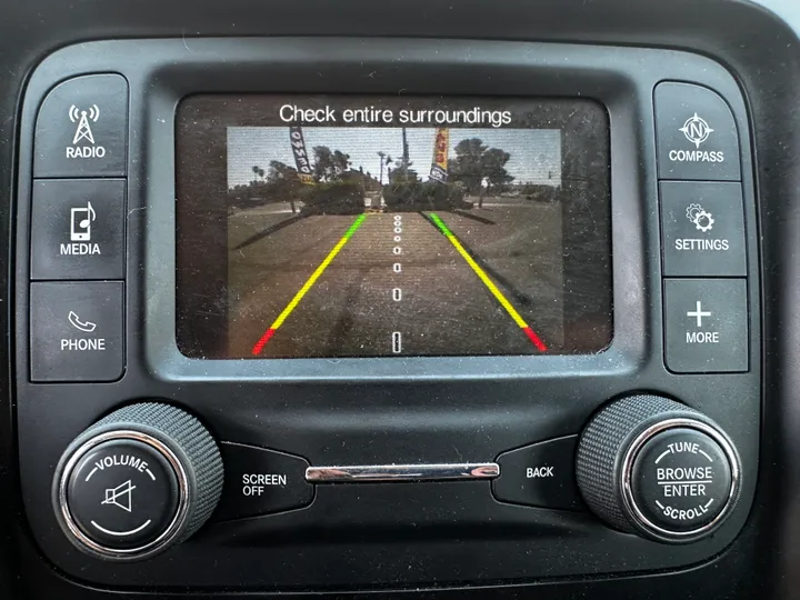 WHITE, 2018 JEEP CHEROKEE Image 17