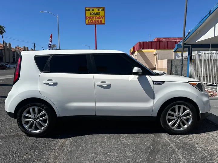 WHITE, 2019 KIA SOUL Image 8