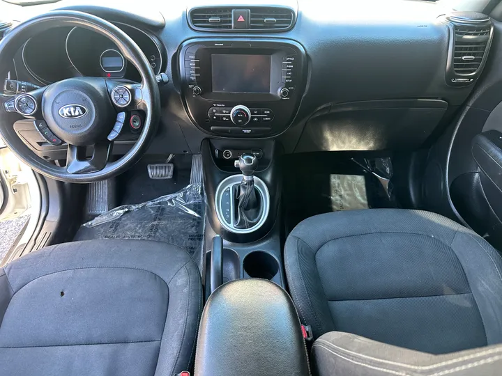 WHITE, 2019 KIA SOUL Image 11