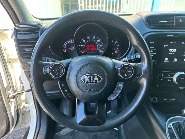 WHITE, 2019 KIA SOUL Image 12