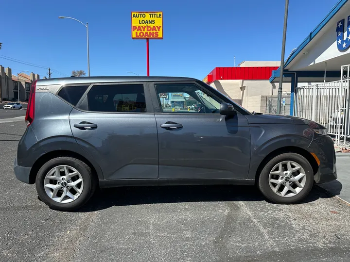 GREY, 2021 KIA SOUL Image 8