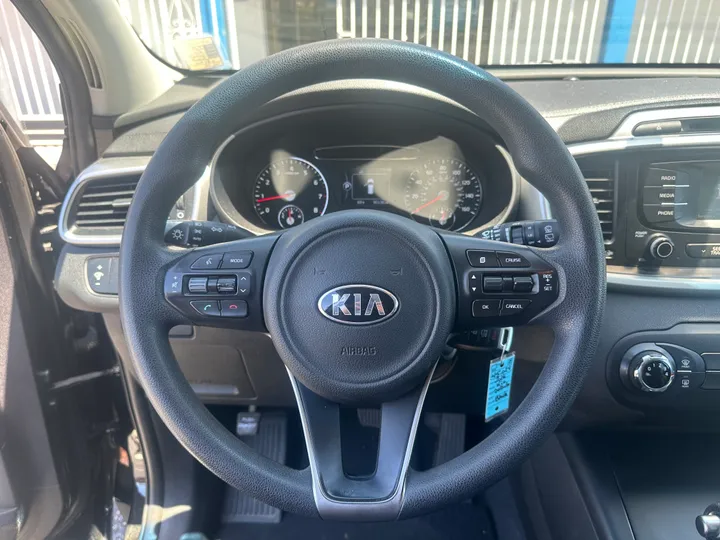 BLACK, 2016 KIA SORENTO Image 12