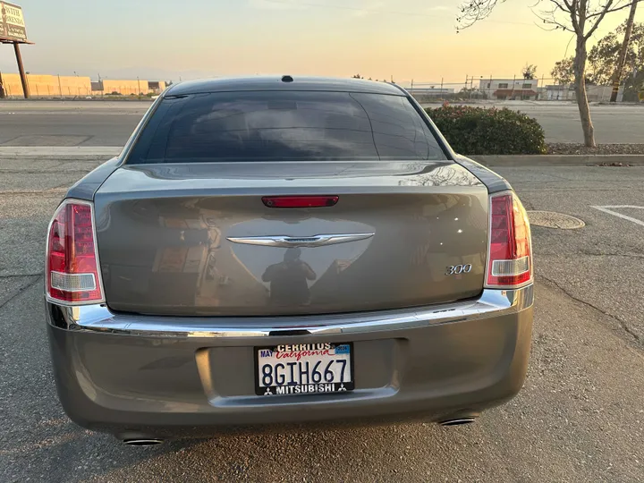 GREY, 2012 CHRYSLER 300 Image 11