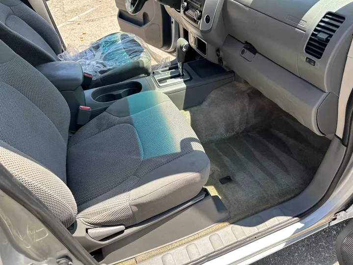 SILVER, 2017 NISSAN FRONTIER CREW CAB Image 38