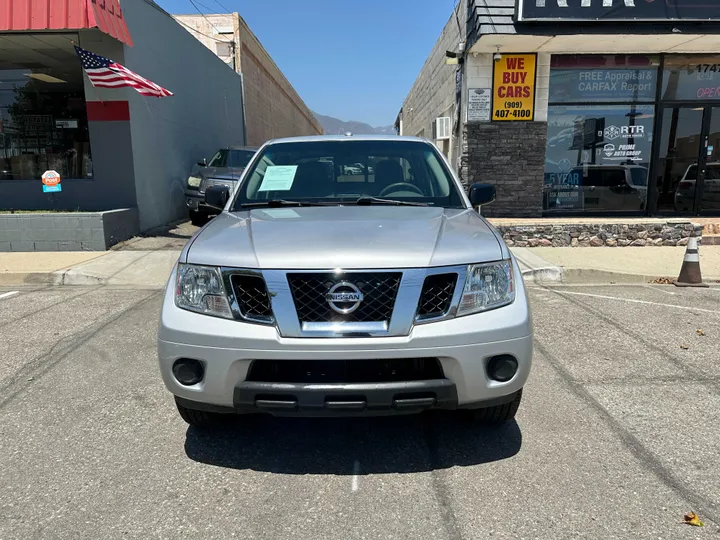 SILVER, 2017 NISSAN FRONTIER CREW CAB Image 3