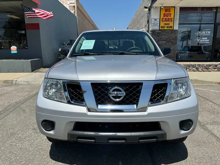 SILVER, 2017 NISSAN FRONTIER CREW CAB Image 4