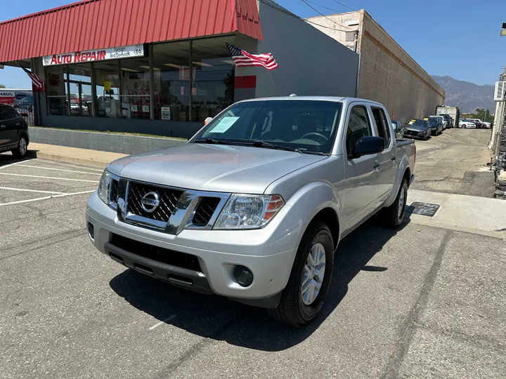 SILVER, 2017 NISSAN FRONTIER CREW CAB Image 5