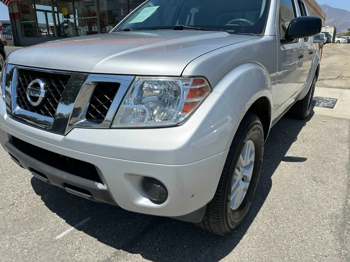 SILVER, 2017 NISSAN FRONTIER CREW CAB Image 6