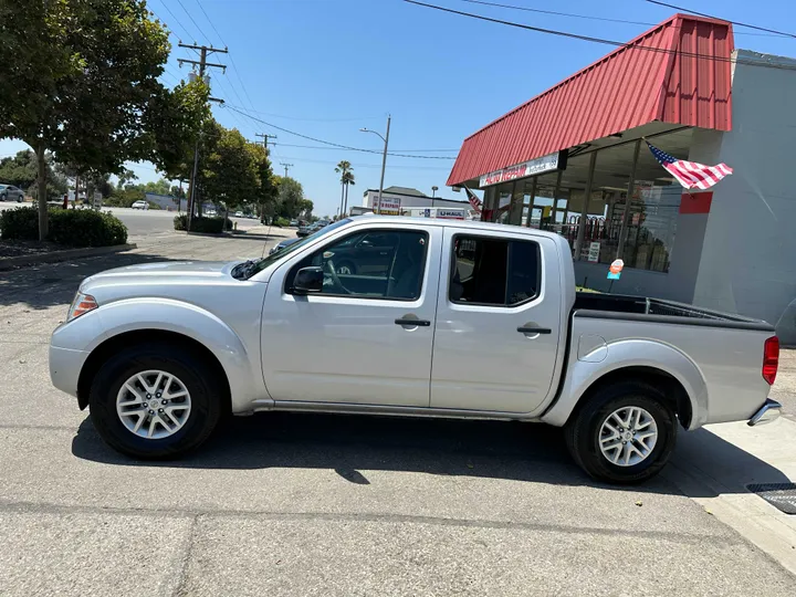 SILVER, 2017 NISSAN FRONTIER CREW CAB Image 7