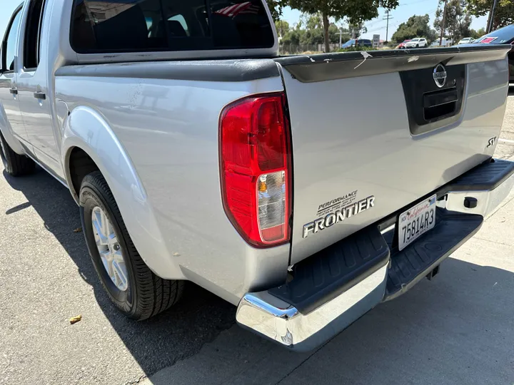 SILVER, 2017 NISSAN FRONTIER CREW CAB Image 9