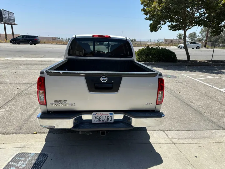 SILVER, 2017 NISSAN FRONTIER CREW CAB Image 10