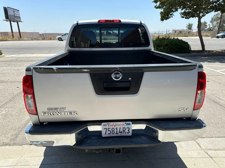 SILVER, 2017 NISSAN FRONTIER CREW CAB Image 11