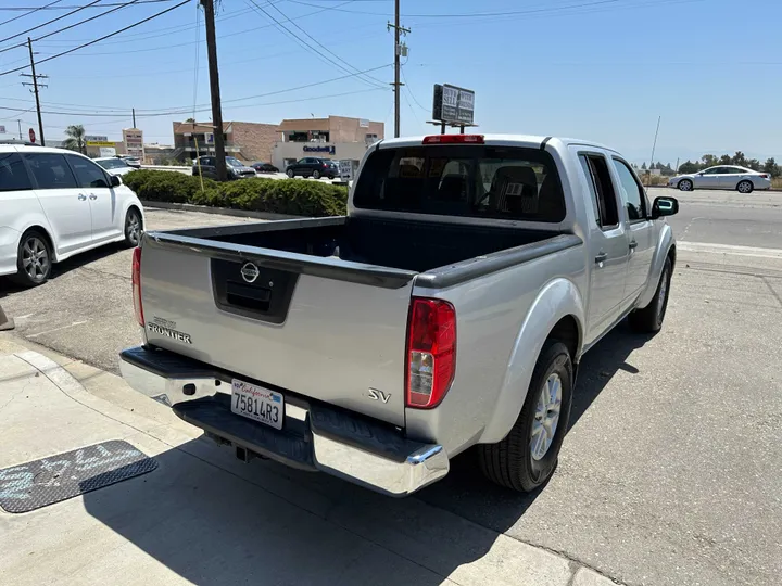 SILVER, 2017 NISSAN FRONTIER CREW CAB Image 12