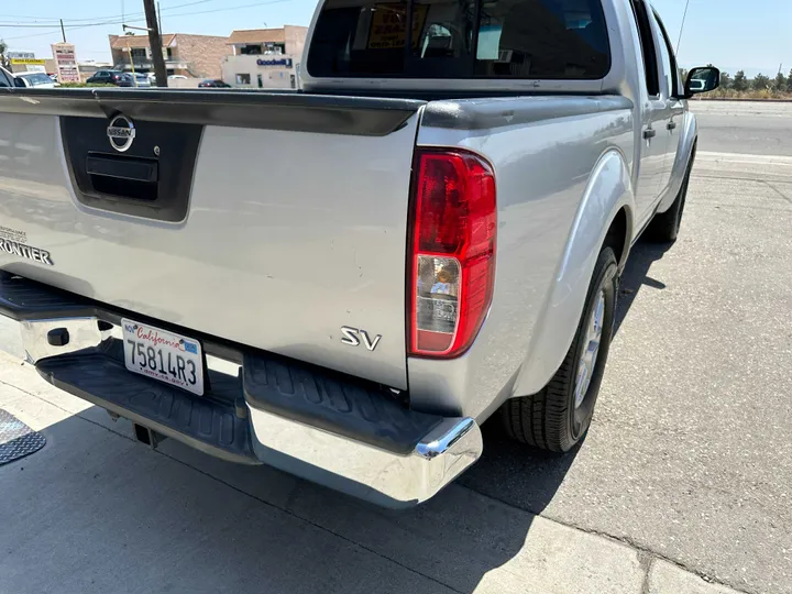 SILVER, 2017 NISSAN FRONTIER CREW CAB Image 13