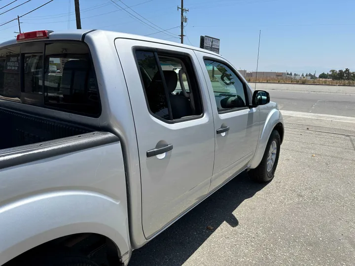 SILVER, 2017 NISSAN FRONTIER CREW CAB Image 16