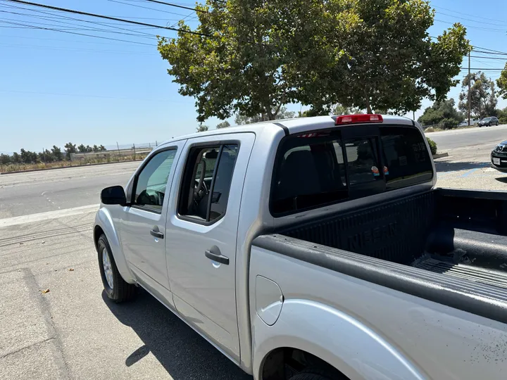 SILVER, 2017 NISSAN FRONTIER CREW CAB Image 17