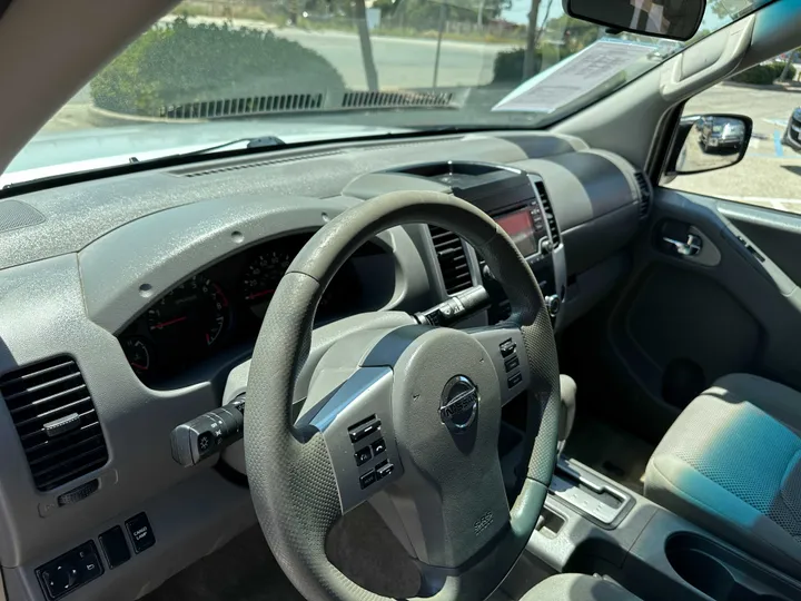 SILVER, 2017 NISSAN FRONTIER CREW CAB Image 19