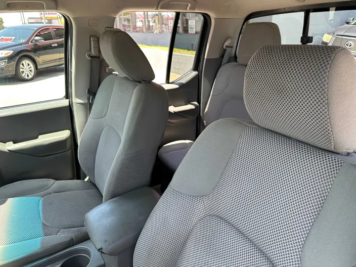 SILVER, 2017 NISSAN FRONTIER CREW CAB Image 20