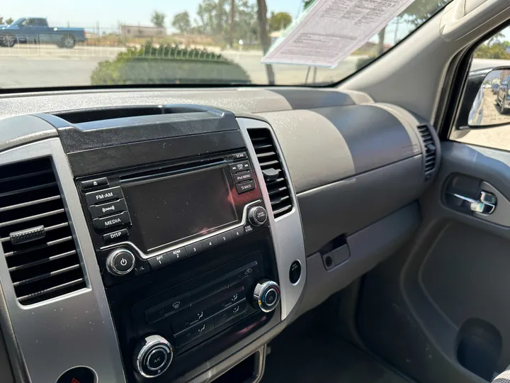 SILVER, 2017 NISSAN FRONTIER CREW CAB Image 23