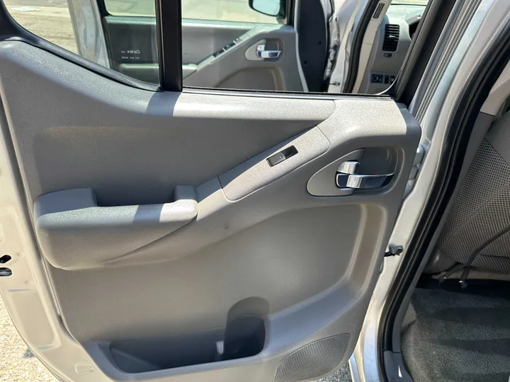 SILVER, 2017 NISSAN FRONTIER CREW CAB Image 26