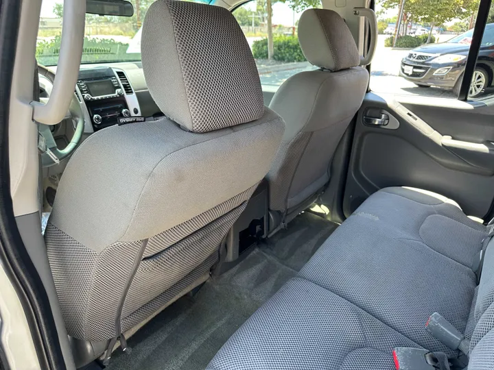 SILVER, 2017 NISSAN FRONTIER CREW CAB Image 27