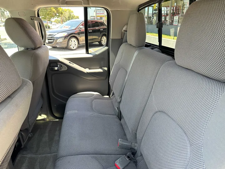 SILVER, 2017 NISSAN FRONTIER CREW CAB Image 28